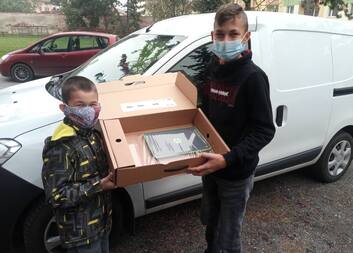 Darovaný notebook poslouží dětem k distanční výuce