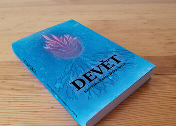 Koupí románu Devět podpoříte náš lůžkový hospic