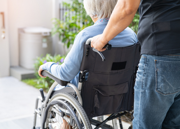 Poslanecká sněmovna dala zelenou centralizaci agendy příspěvku na péči pod ČSSZ